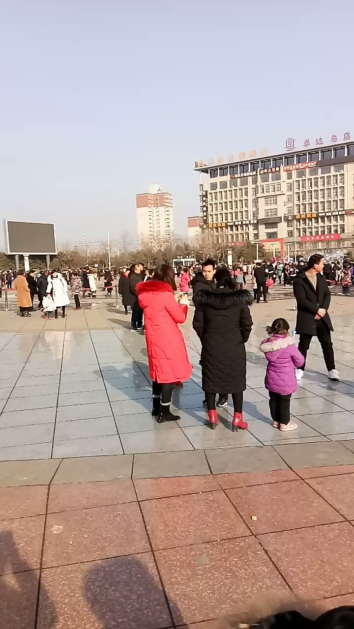 欢喜闹元宵#渑池县万人广场,除了人还是人,过十五是看人头,什么也不