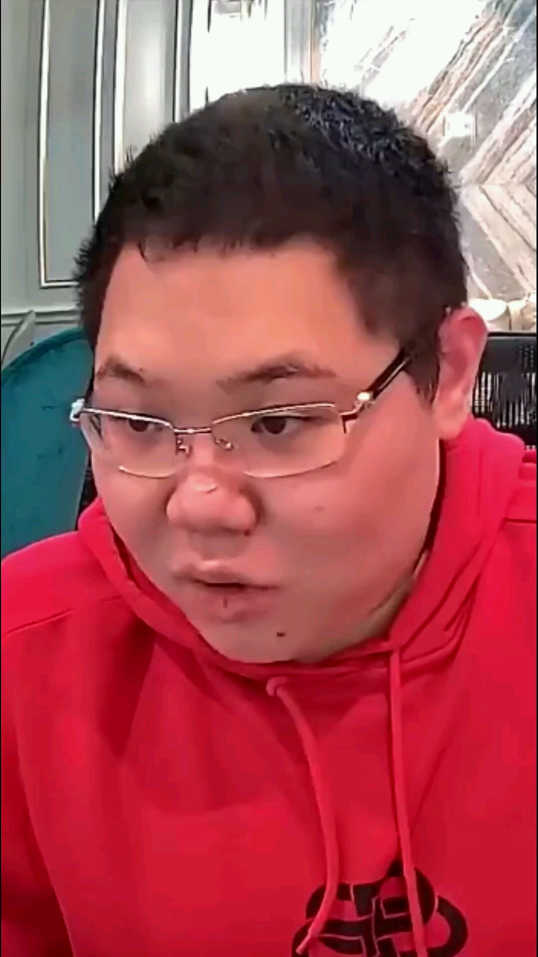 pdd荣登福布斯精英榜28岁就成亿万富翁是很多网友效仿的对象-度小视