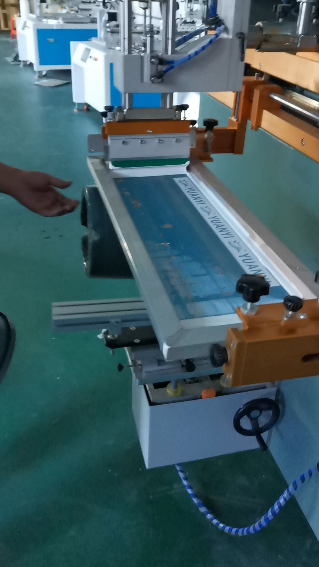 张家界垃圾桶丝印机厂家加仑花盆滚印机大铁桶印刷机东莞骏欣机械