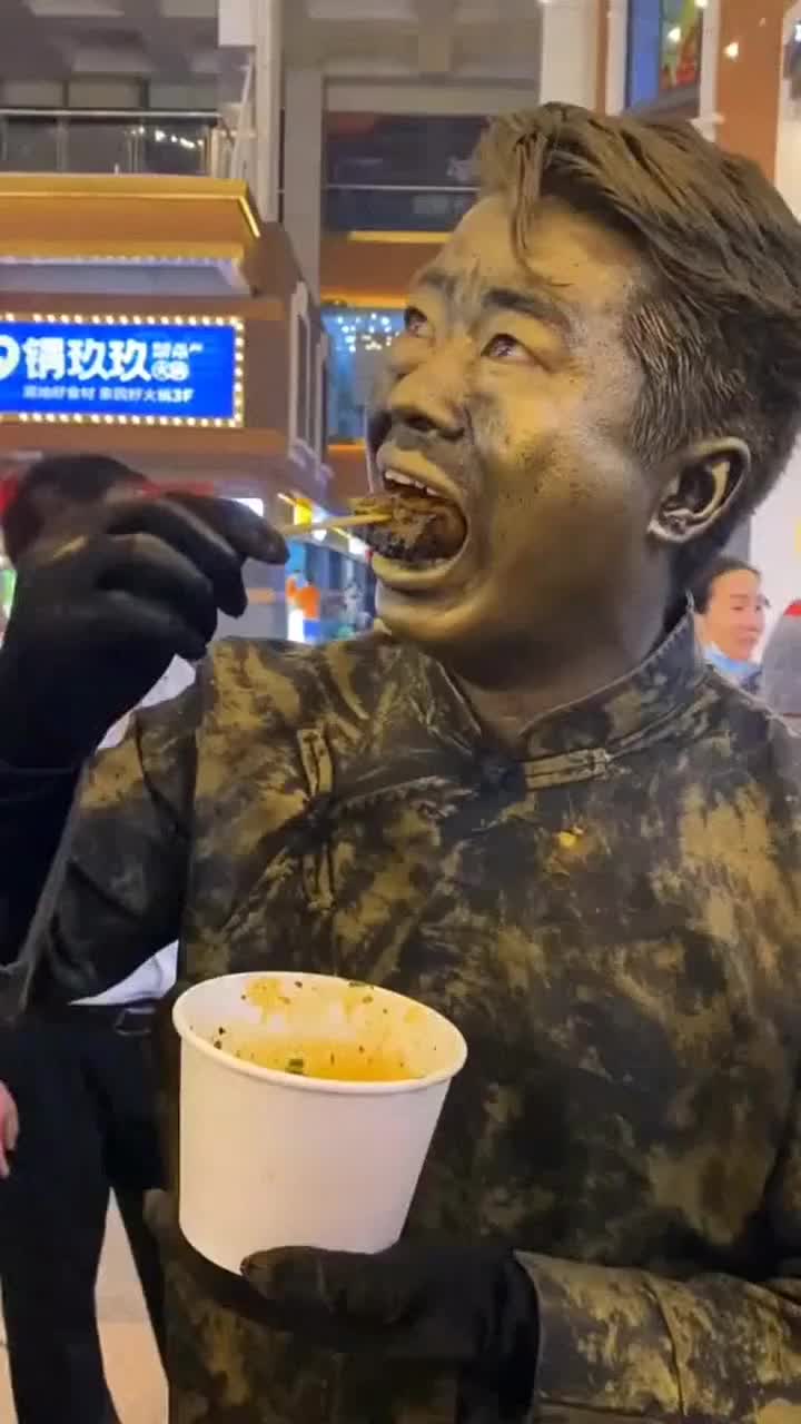 铜人宝哥吃臭豆腐,一口吞下整块,这表情是怎么了