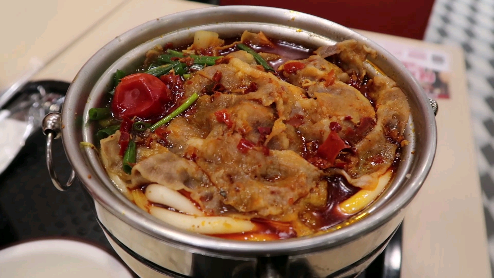 带你们体验一下重庆最火的快餐,肥牛小火锅25元