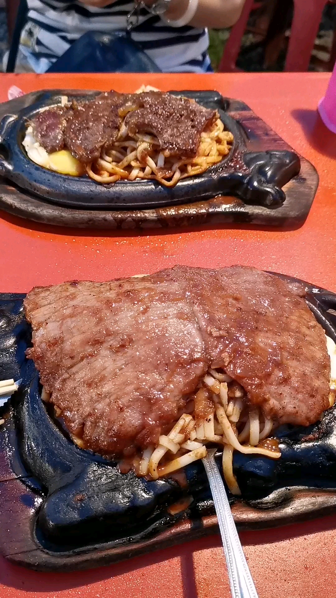 两个巴掌大的牛排,吓坏宝宝了