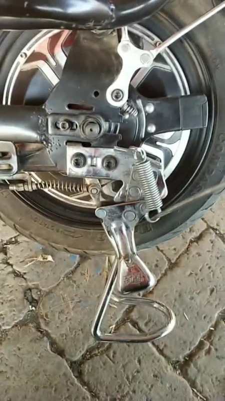 电动车上的后撑弹簧,在大师傅的手底下,只用三秒就能装上啊