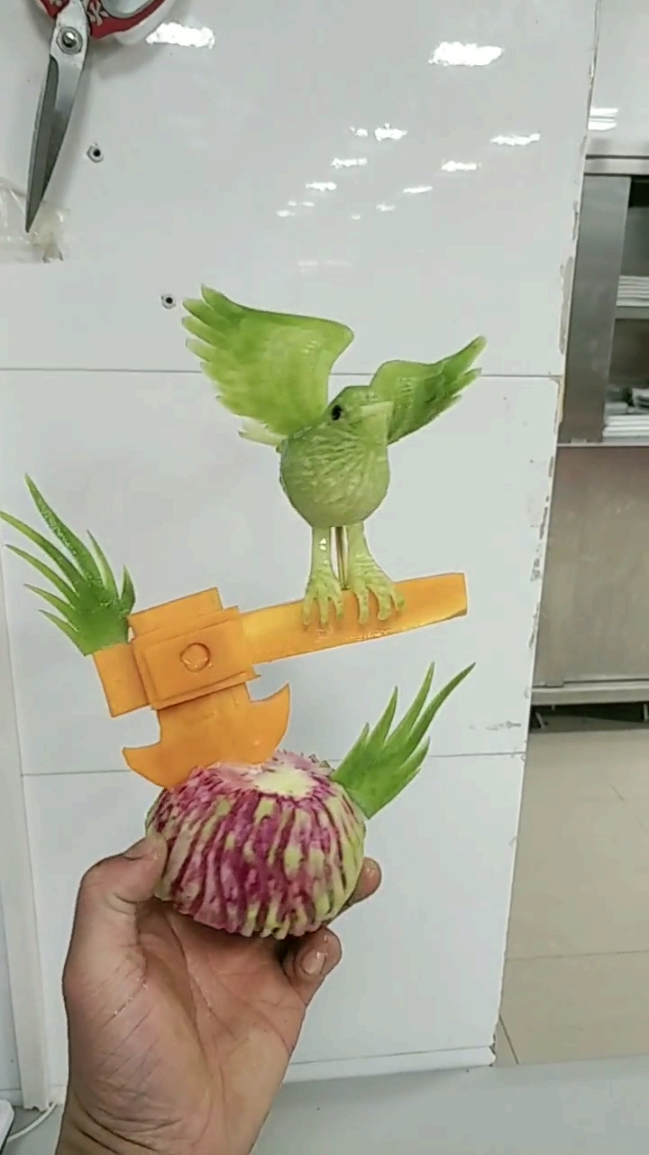 万物皆可涮#青萝卜雕鸟,大鹏展翅#食品雕刻@全民小助手