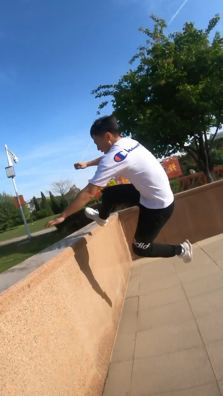 公园惊现跑酷少年