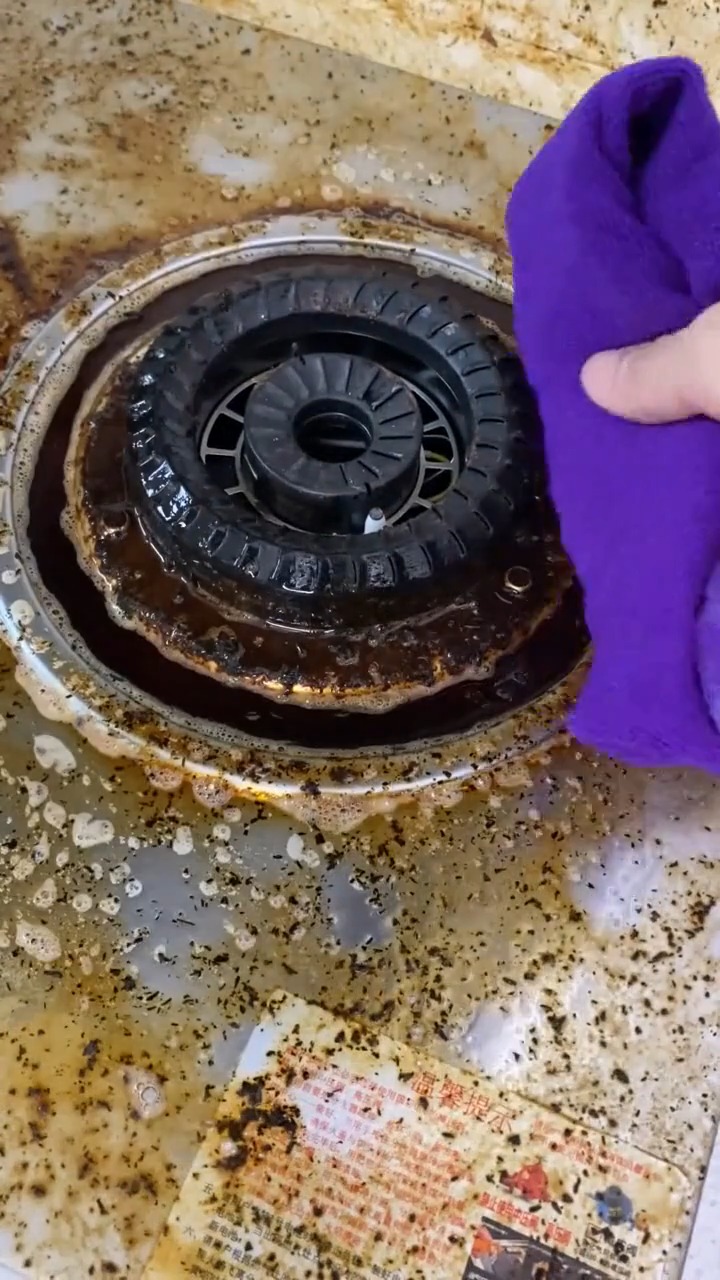 我要上热门#灶台油污擦拭不干净容易滋生细菌,试试它,一喷一擦轻松