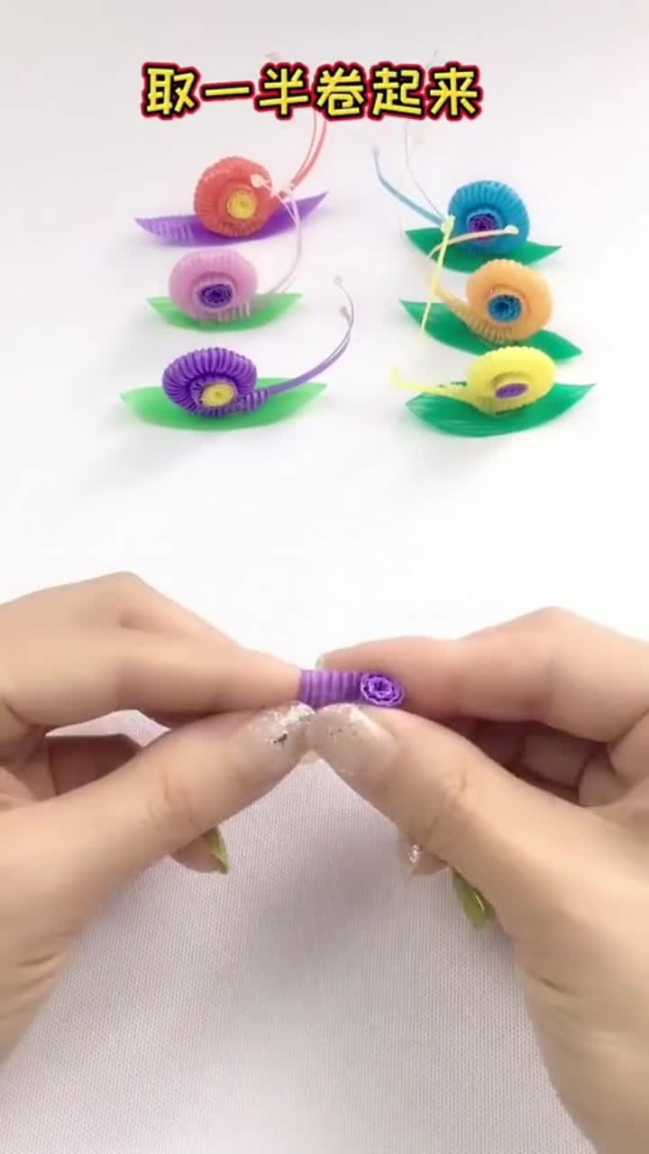 小姐姐用吸管制作的蜗牛,看到成品后,太像了吧
