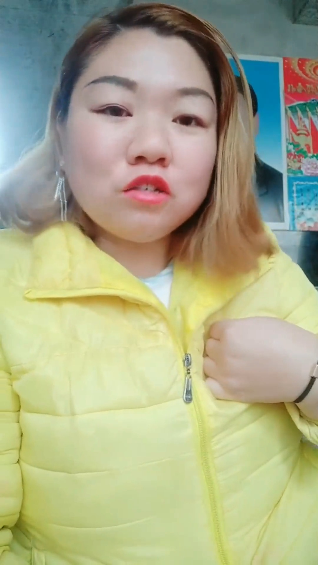 娱乐#这个胖姐姐火了,穿着黄色外套,活力有朝气!