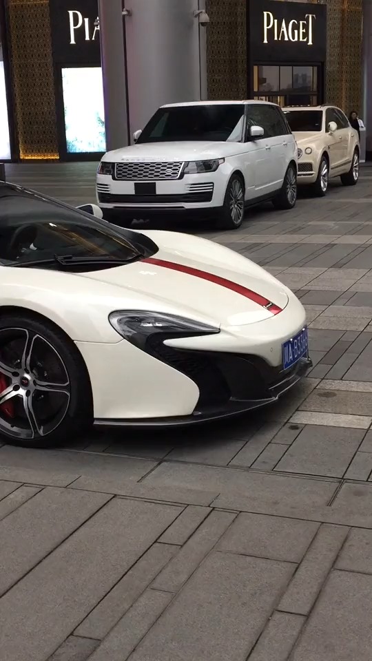 成都富二代开百万豪车逛国金中心购物