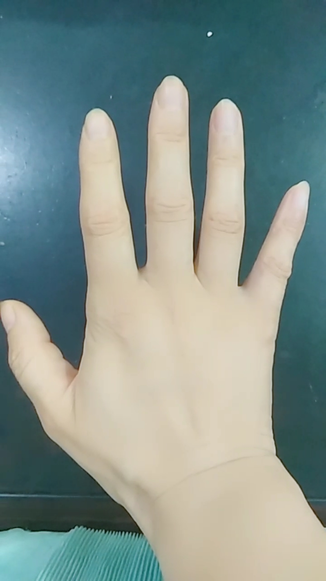 #夏日美少女#这鸡爪手无敌了,闺蜜说小拇指能放下的是瘦子,我赶紧试试