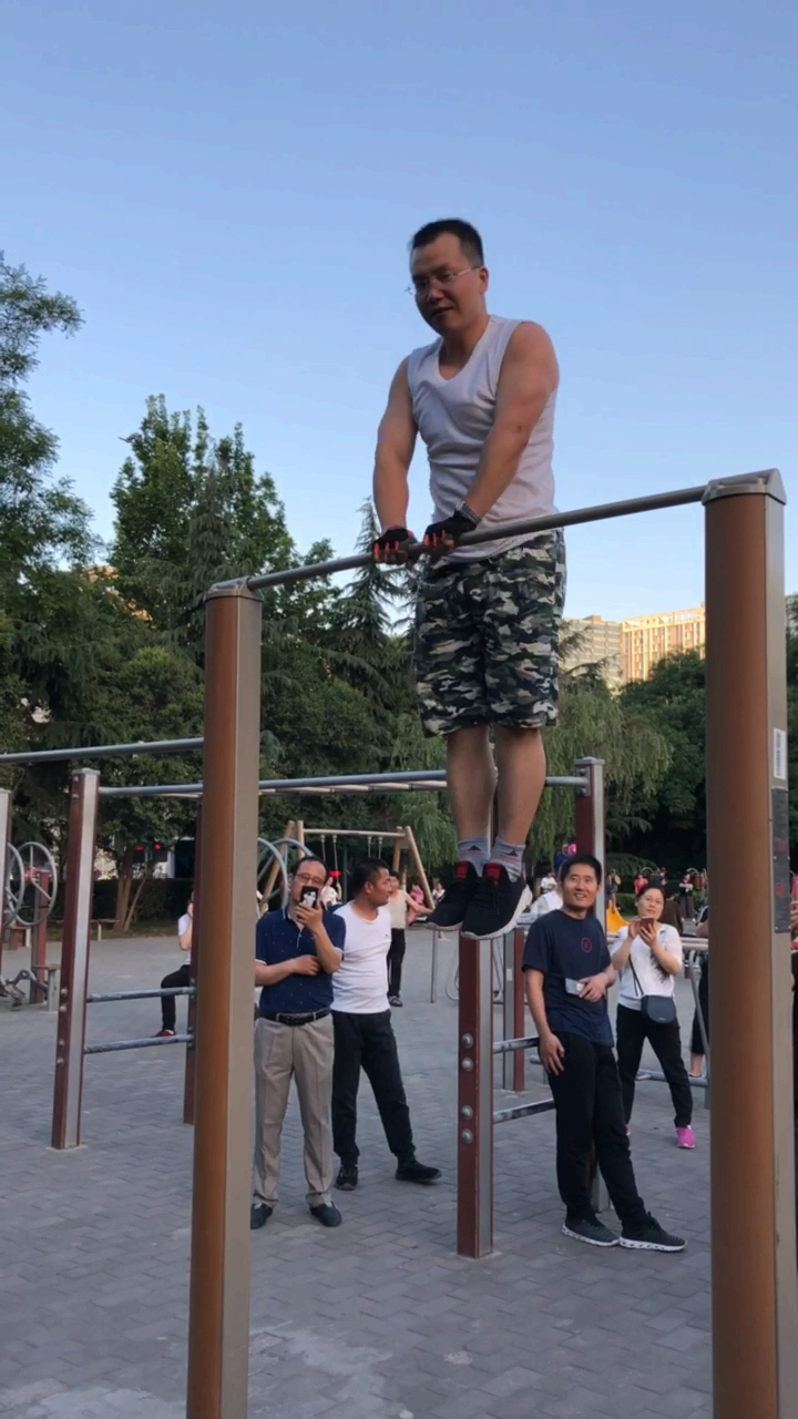 单杠挑战#刚学的双力臂,做的不够好,请各位朋友指教!谢谢