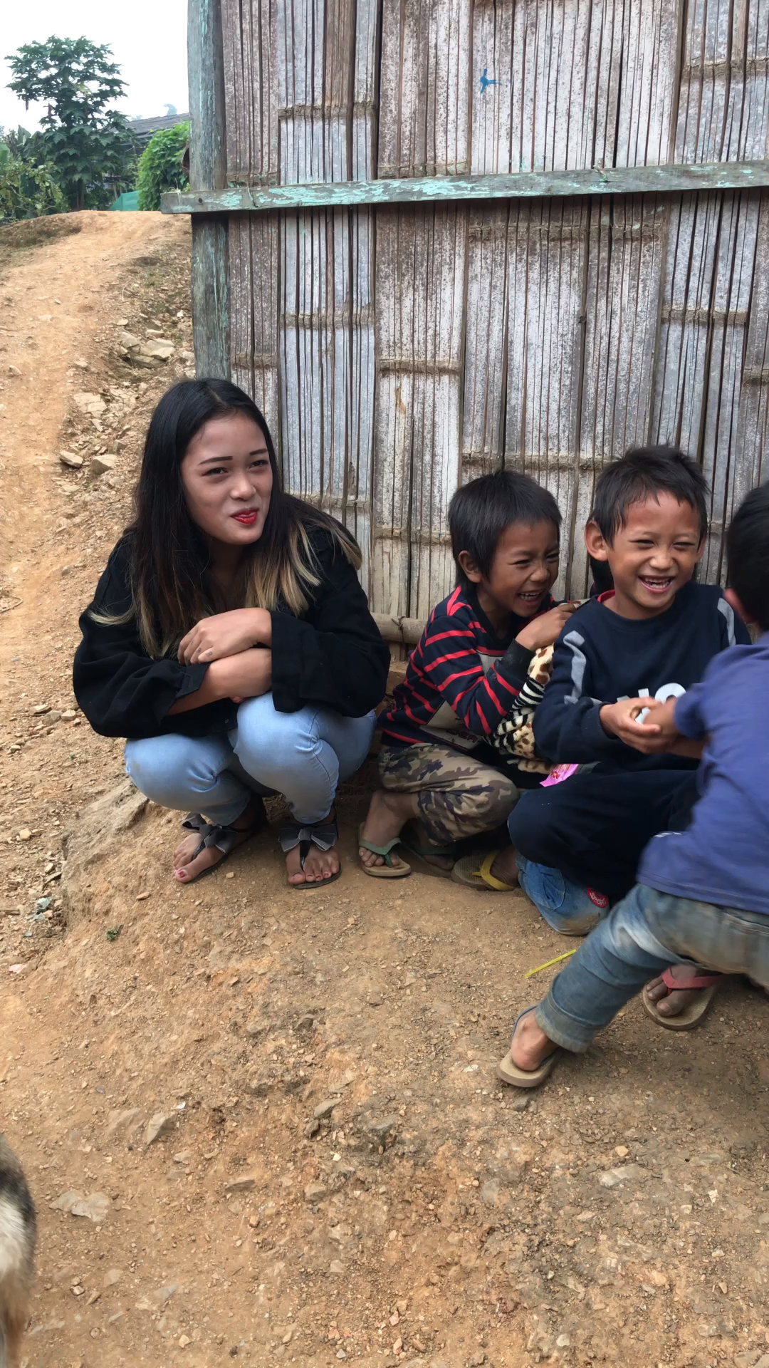 缅甸农村的孩子淳朴善良