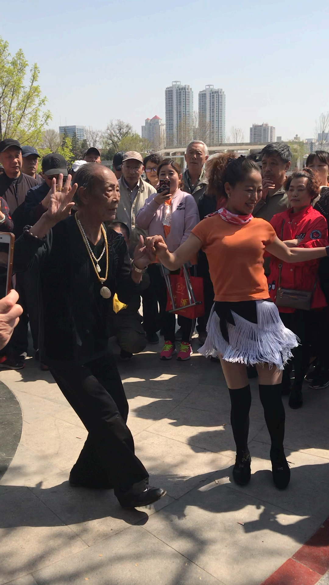 80岁的张大爷跳舞如此灵活!愿大家同样身体健康!