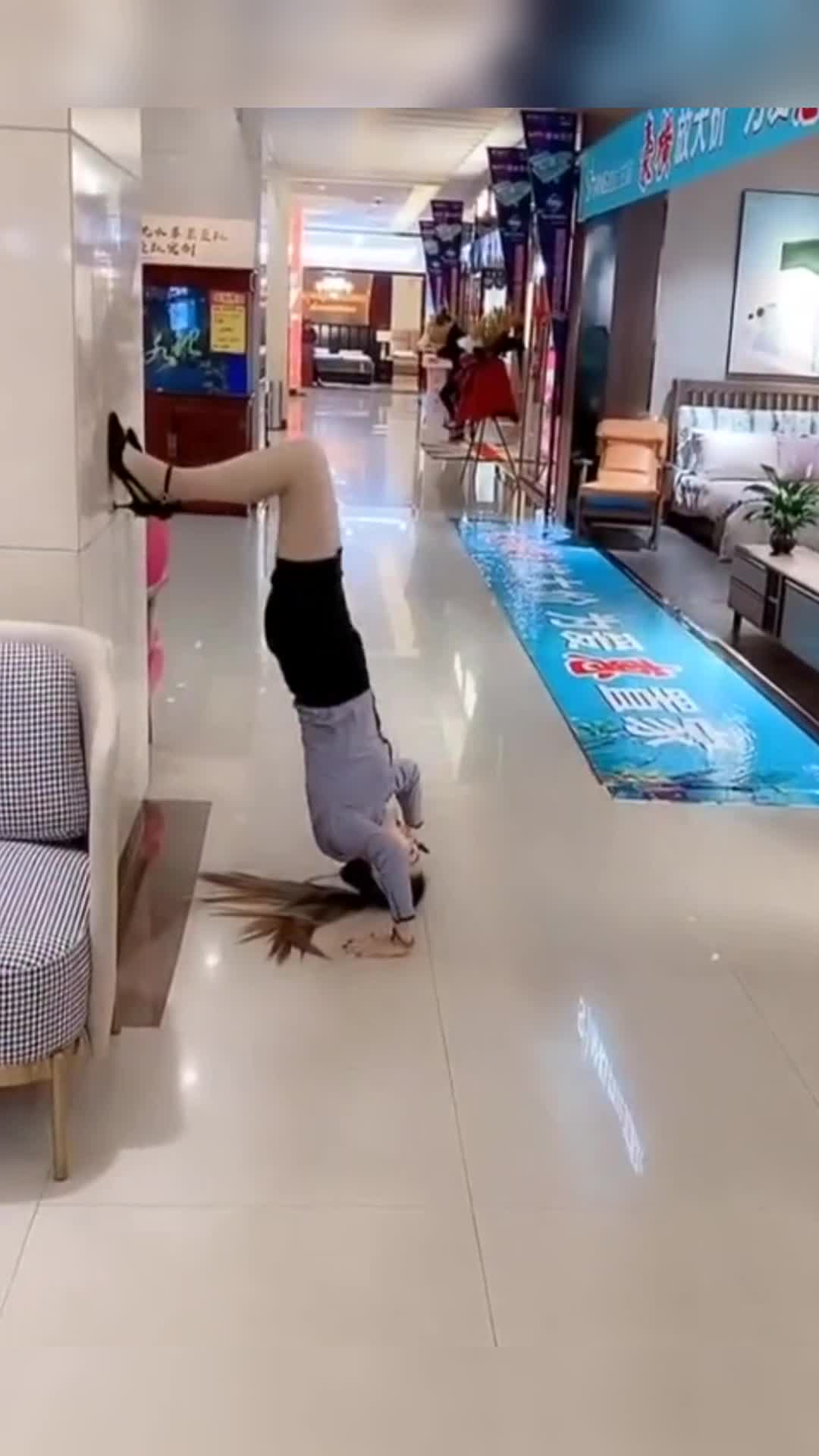 #我要上热门#商场里遇见的一幕,美女穿着裙子倒立,这胆子是真大!