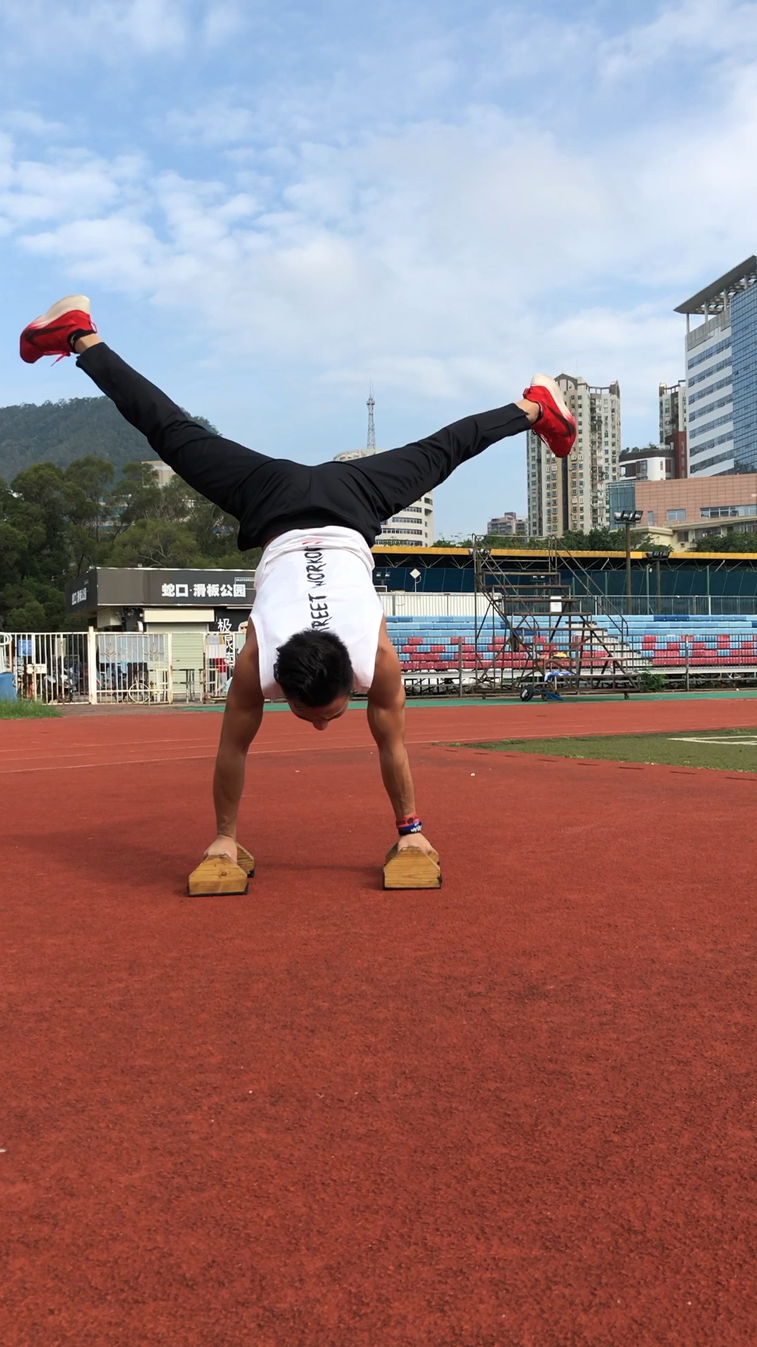 分腿俄挺接倒立再接