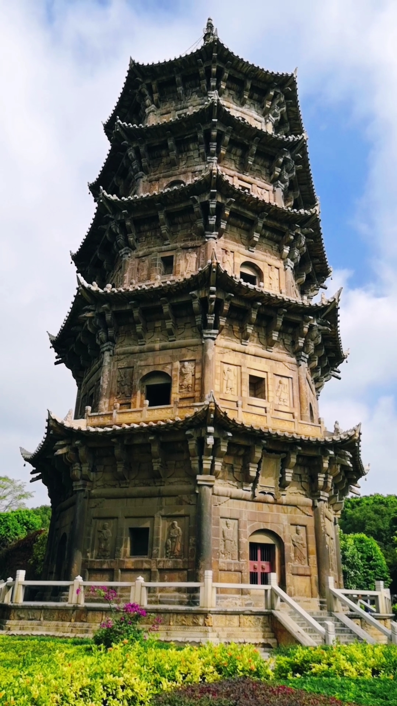 中国现存最高的一对石塔,泉州东西塔,历经风雨侵袭,地震摇撼,仍屹然