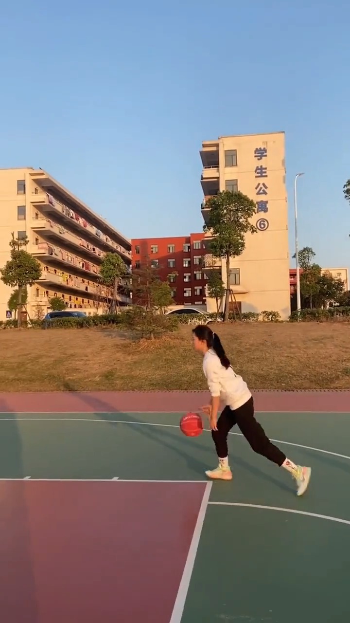 女生打篮球亮点总是在最后,简直了