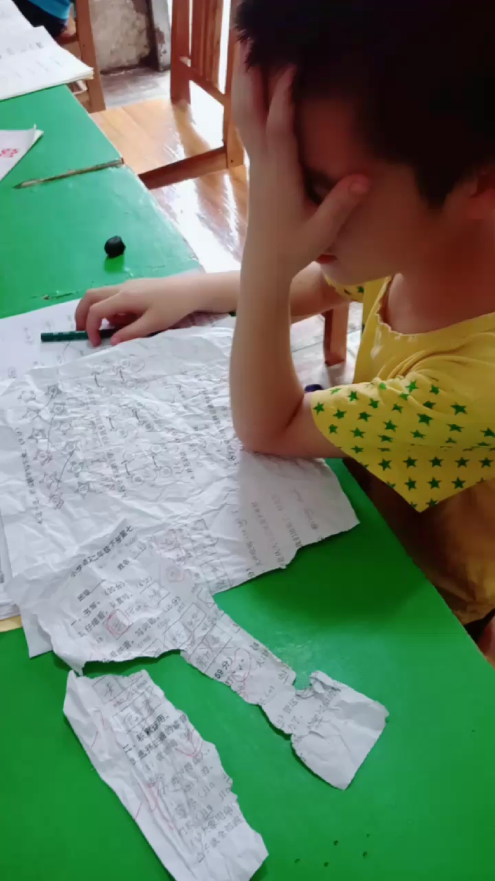 这小孩考试一点点分,不敢给家长看 ,把试卷给撕了.