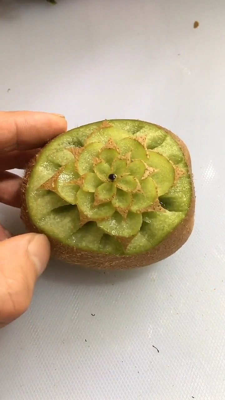 快要憋疯的你#猕猴桃雕花也完全一样那么美,这就是艺术雕刻大师@让耨