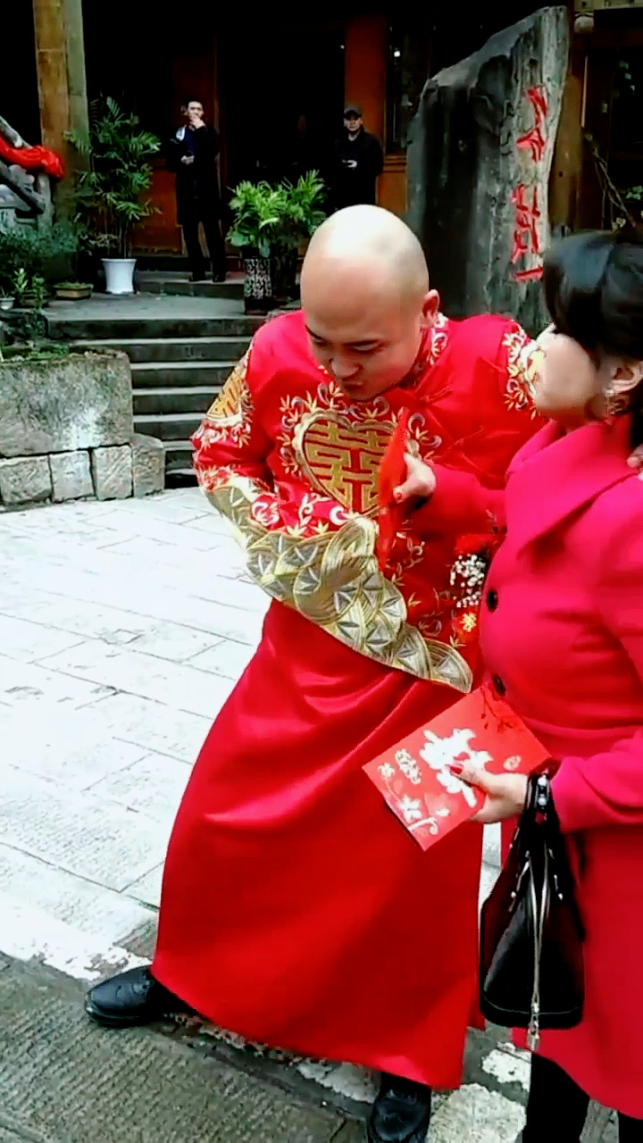 有点结拜的感觉.有也是母子,也是兄弟的感觉.