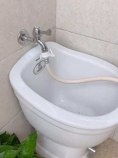 阳台只留了一个出水口不够用还好师傅推荐了这款一进二出的水龙头安装