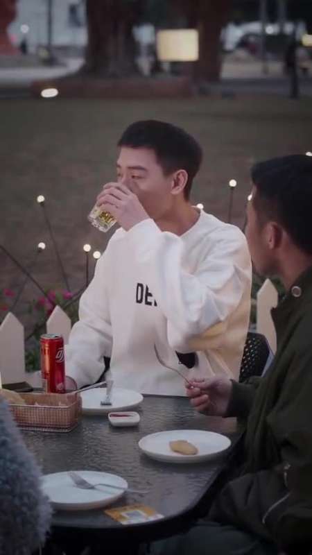 这就是男生喝酒的理由美女让帅哥送她回家帅哥却径直拿走酒杯,结果太