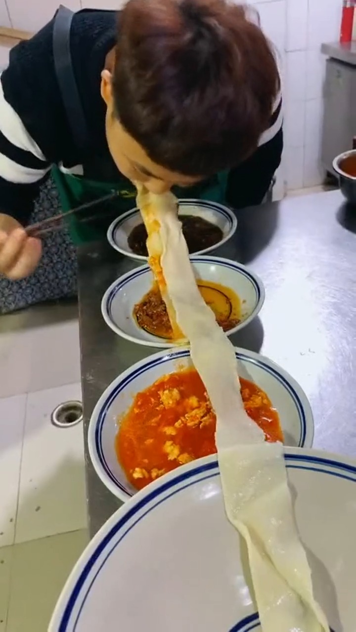 试吃陕西"裤带面",面条比皮带还宽,一顿只吃一根面就能饱!