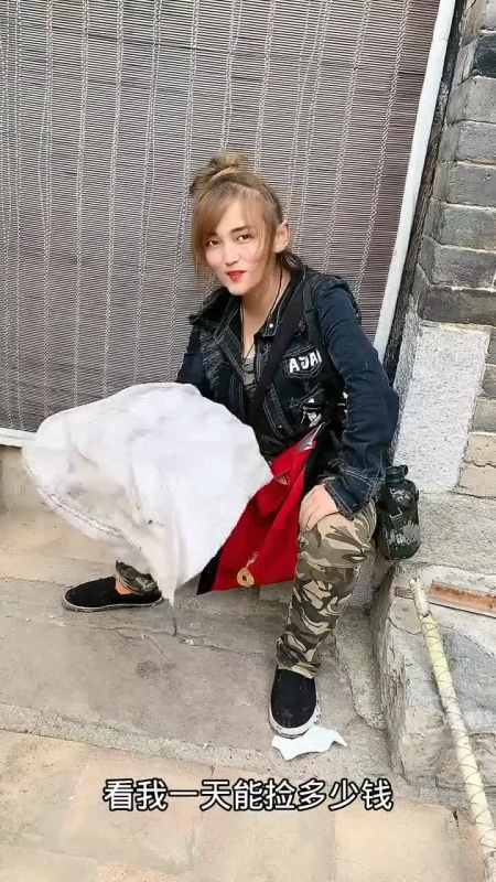 这两天我们这的人都在山里捡药材,一种连翘,一种蝉衣,今天捡了一天