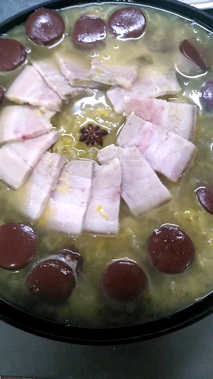 秀出你的拿手菜#东北铁锅炖白肉酸菜血肠