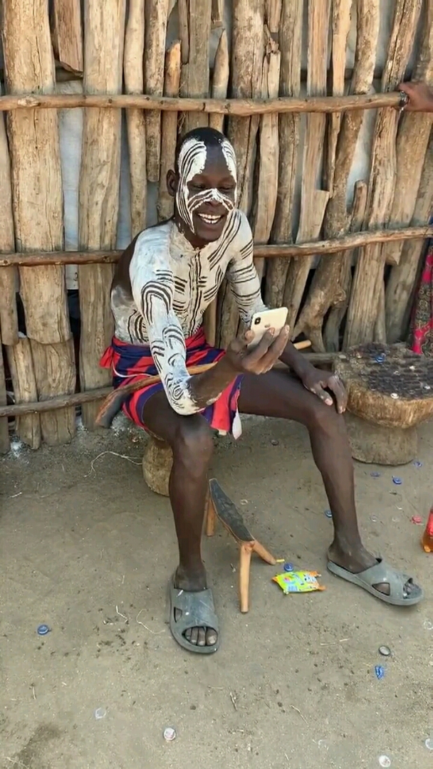 非洲原始人会玩儿手机了