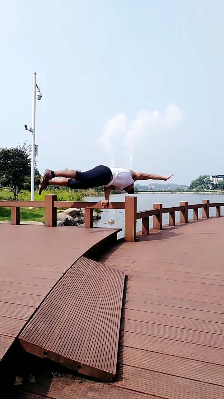 健身宁教练传递健身正能量#单手撑整个身体