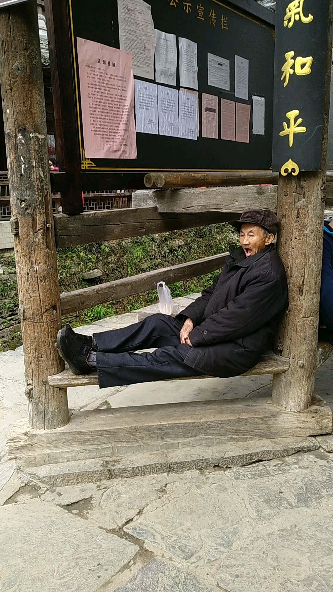 老爷爷102岁,每天晒太阳