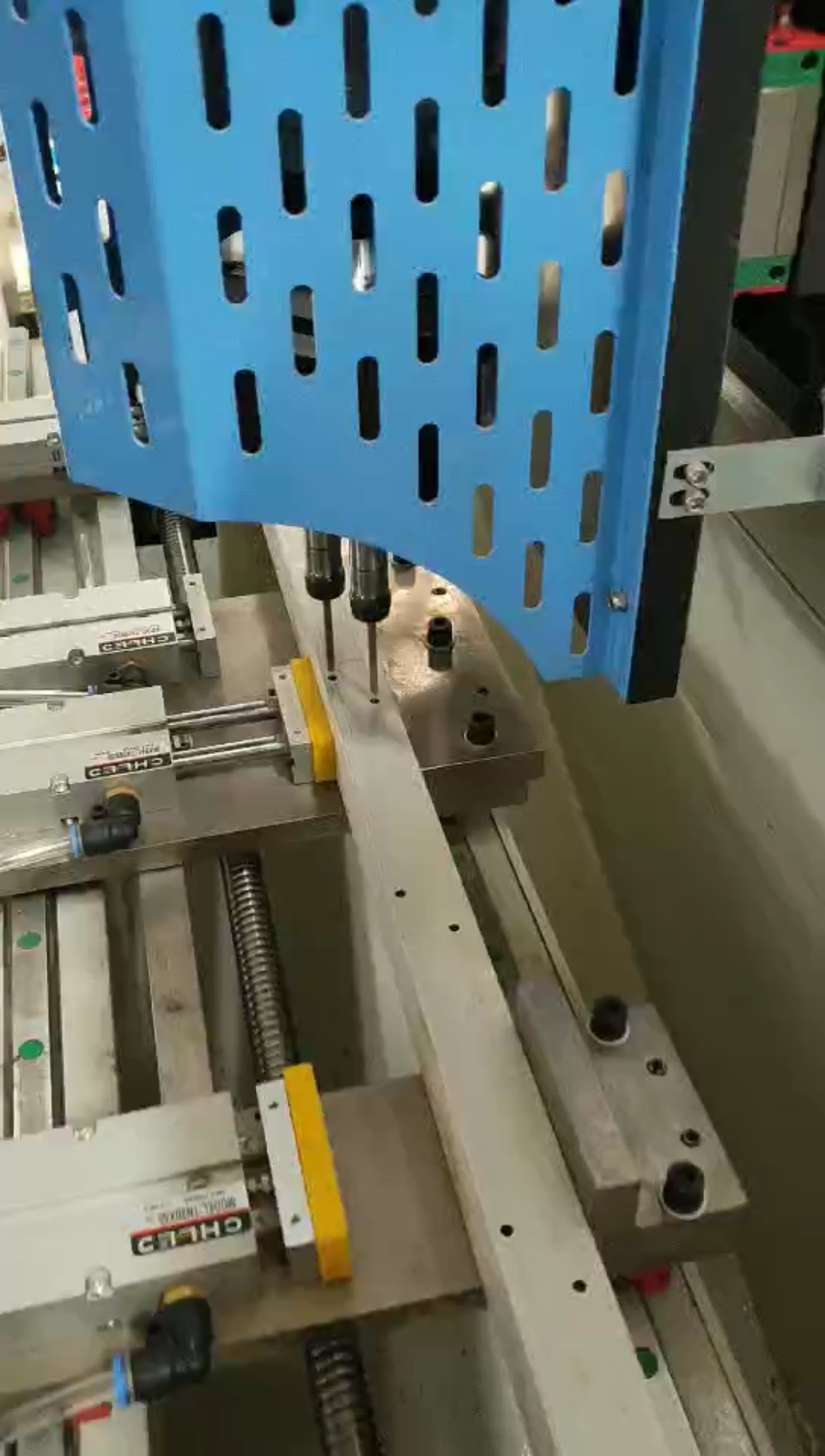 铝型材百叶自动打孔机