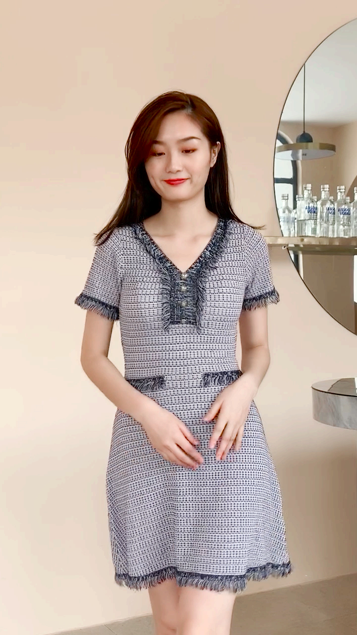 阴雨绵绵也要开心呀!穿着美美的衣服,又是快乐的一天呢#穿搭