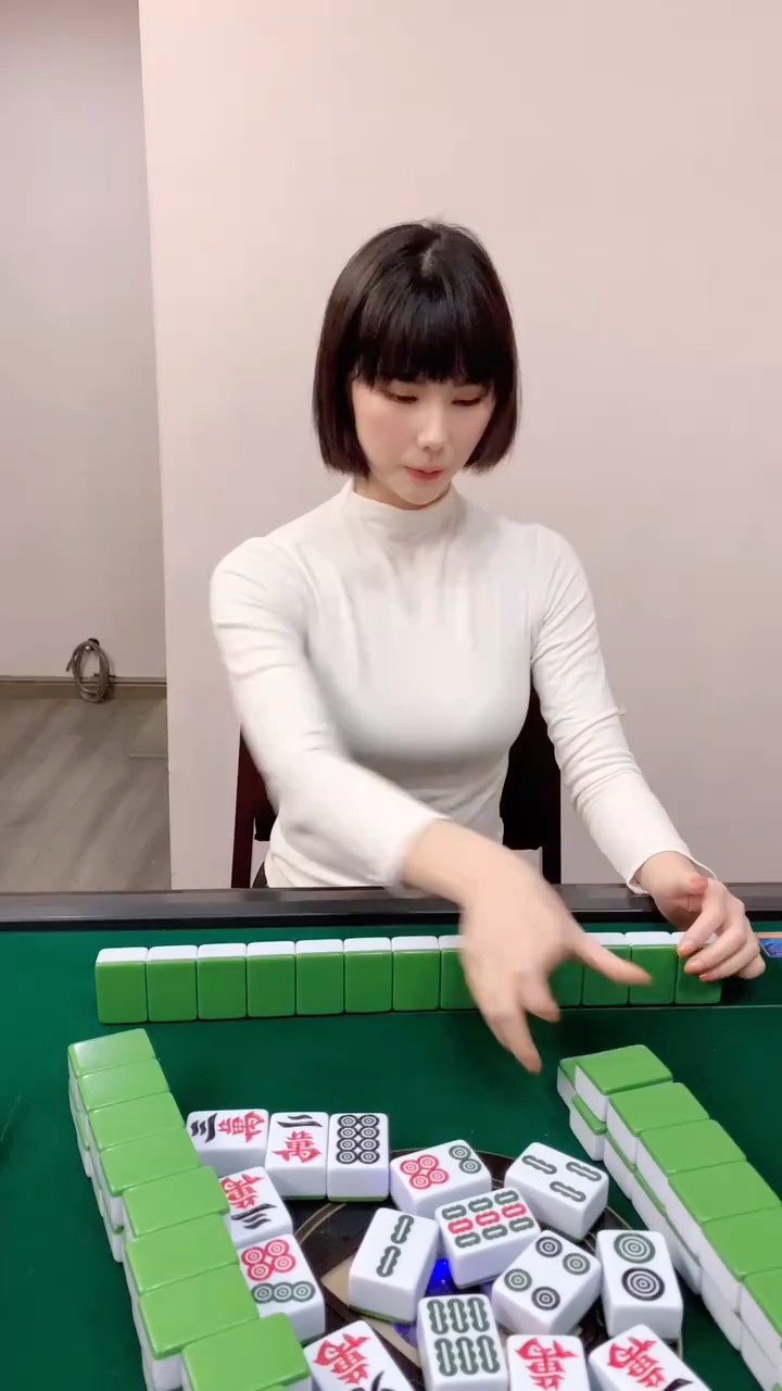 搞笑段子剧#打麻将必须要胆大心细,是时候展现真正的技术了