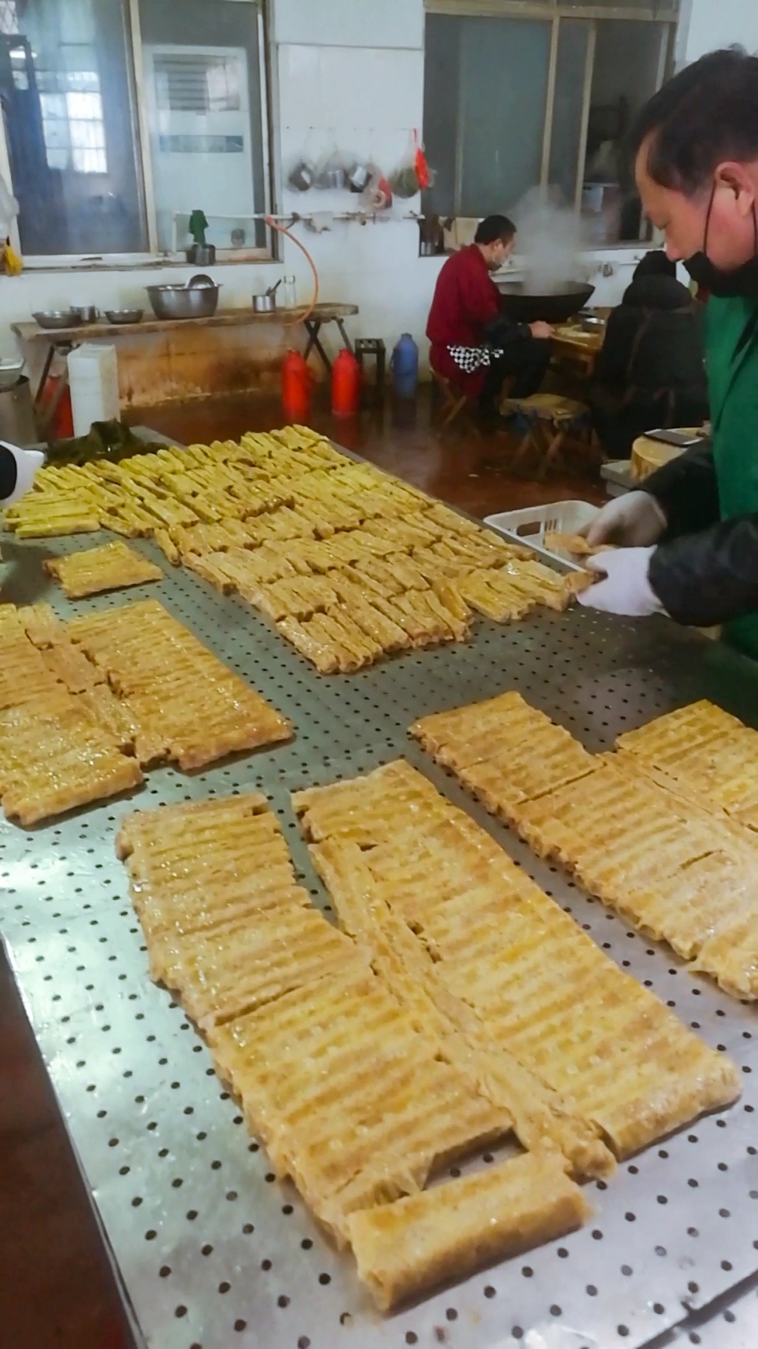 甏肉干饭#黄金大卷煎是济宁名吃的一部分,内包肉馅外披黄衣,吃时撬