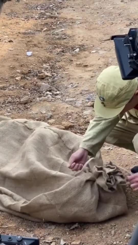 拍戏现场,麻袋里装的真的是姑娘!-度小视