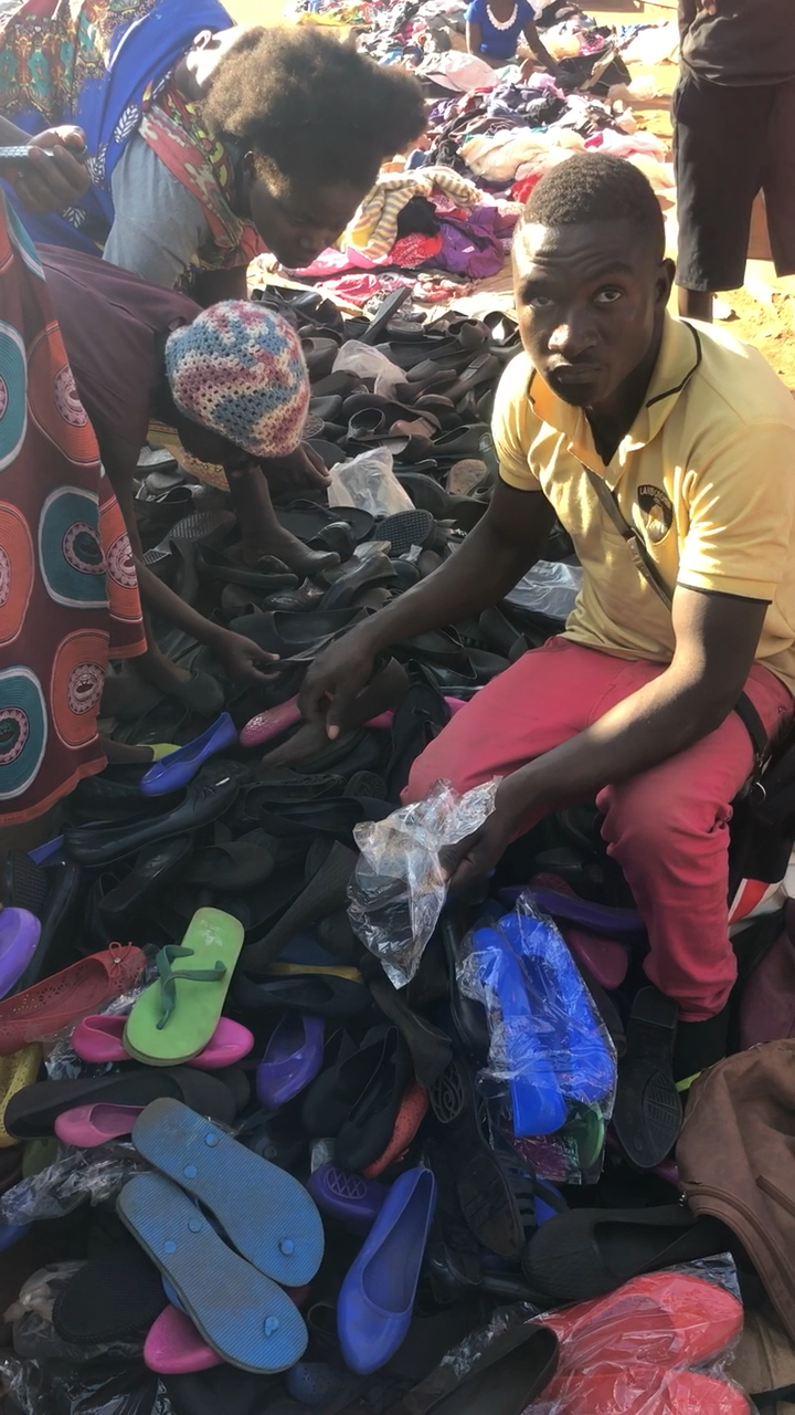 非洲路边卖塑料鞋的小摊子,生意很火爆啊,发财