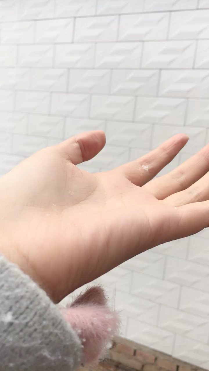 雪到手里融化了