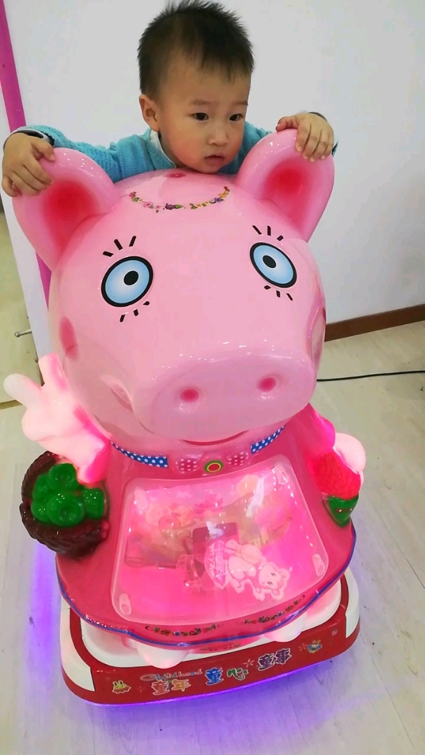 天天要来坐小猪佩奇摇摇车