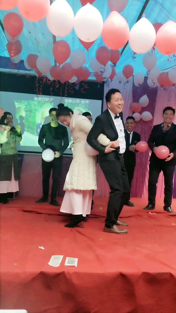 伴娘和伴郎要用屁股把气球挤爆.