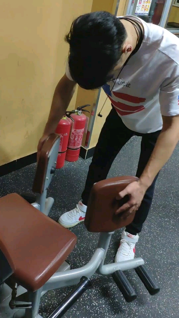 坐姿夹腿器械感受下胸的发力 很有感觉哦-度小视