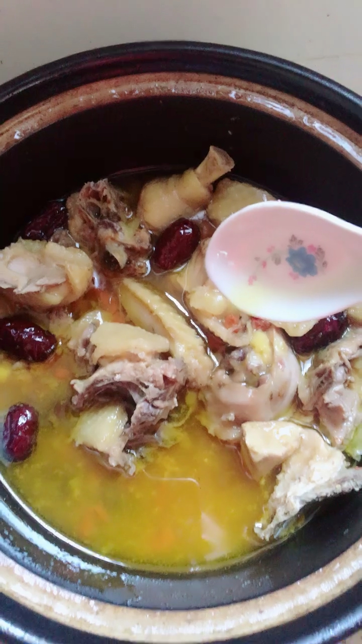 我外婆炖的鸡肉那个香啊,枸杞红枣,口水都流了一地