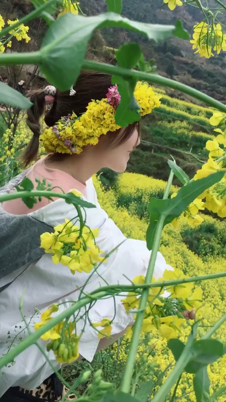 偶遇一个正在拍小视频的小姐姐,头上戴着花可爱着呢