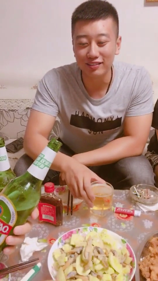 当青岛啤酒端起来的时候