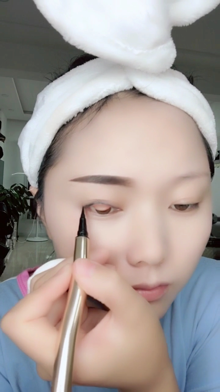 史上最厉害翻眼皮画眼线.这姑娘彻底火了? 胆小可别进来