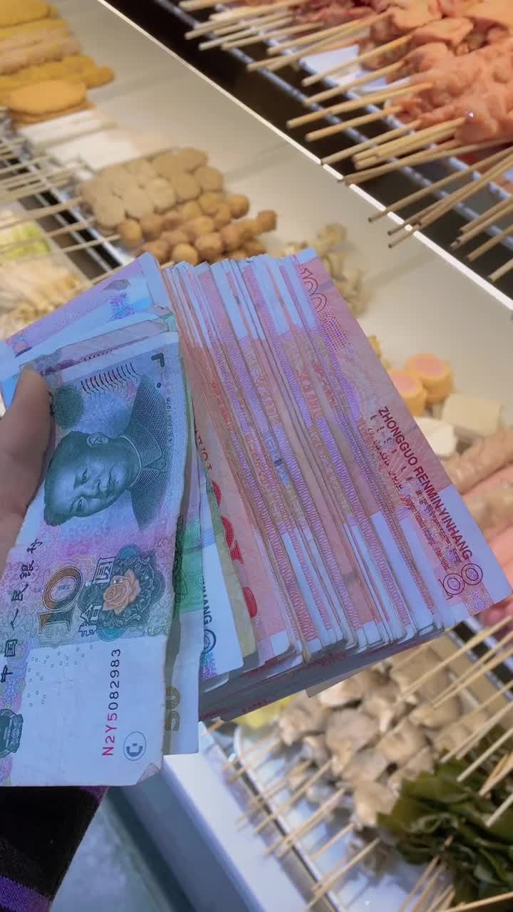 今天加现金总共卖了8000多,我没有骄傲,永远忘不掉小时候下雨连雨伞都