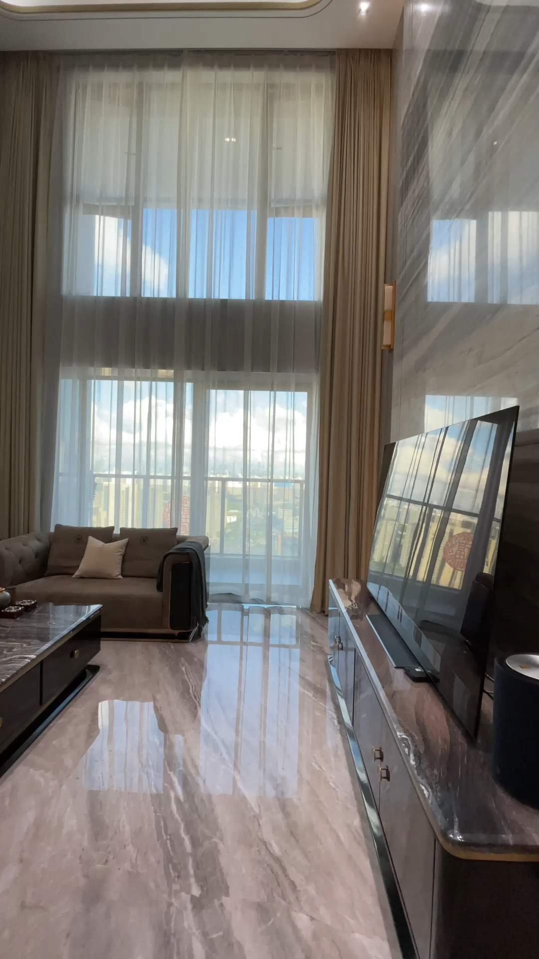 顶层复式#现代轻奢顶层复式,6米的中空挑高,其实这样装也蛮好看的!