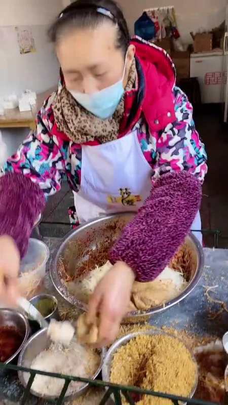 我又来吃这个备受争议的犍为卡卡了,我知道一定会有很多人喷她这种不