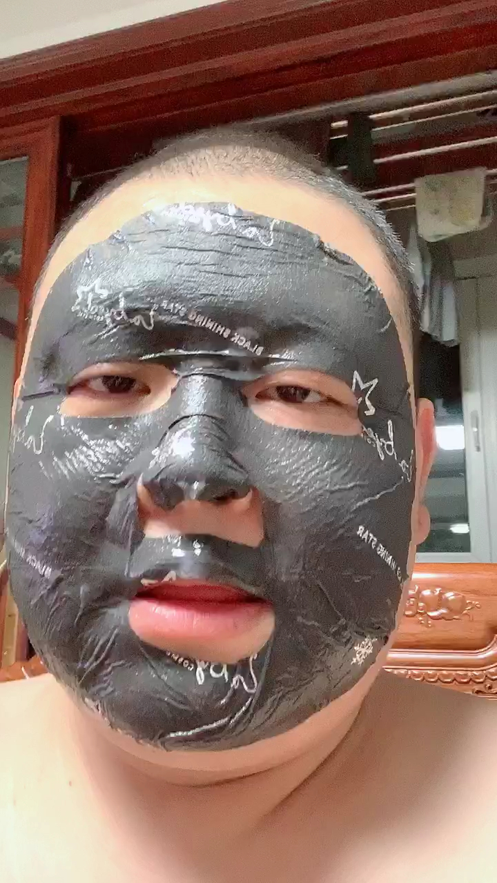 今天晚上偷偷敷老婆的面膜,不知道自己的脸大,还是面膜纸小